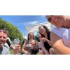 22JUNI2024ROSFESTIVALMEDALDENVINIKANDRIKKEFOR20KRBODERFRALOKALEGRDBUTIKKERLEVENDEMUSIK11001700-04